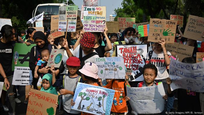 Indonesien Klimaprotest | Friday Climate Action Day (Getty Images/AFP/B. Ismoyo)