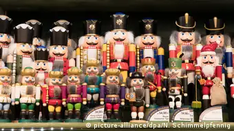 Casse-noisettes et autres personnages en bois, des objets typiques des marchés de Noël en Allemagne