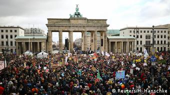 Одна из массовых демонстраций движения Fridays for Future в Берлине в ноябре 2019 года