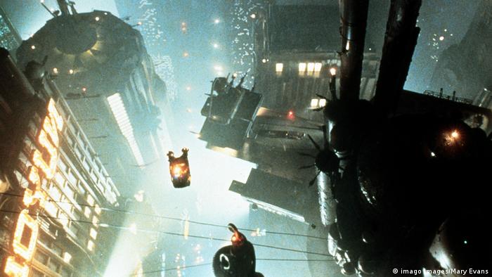 Blade Runner 1982 Filmstill: futuristische Häuserschluchten (imago images/Mary Evans)