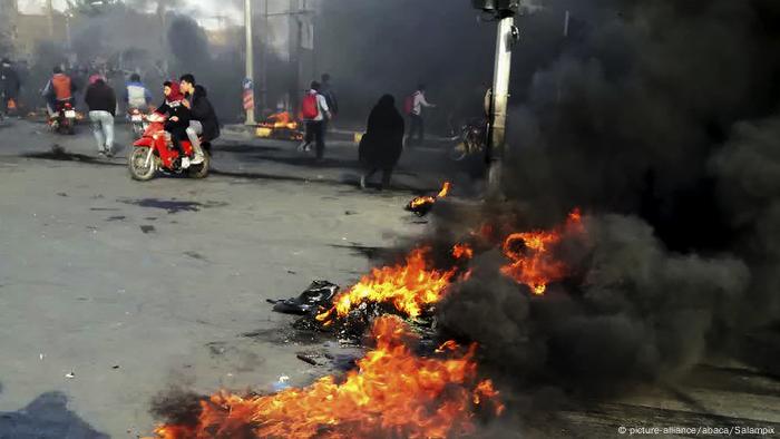 Iran | Demonstranten blockieren Straße bei Protesten gegen steigende Benzinpreise