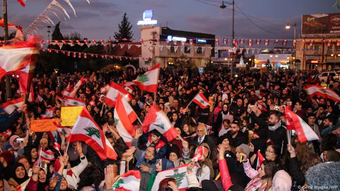 خرج الآلاف إلى الشوارع للاحتجاج على فساد الحكومة أواخر عام 2019