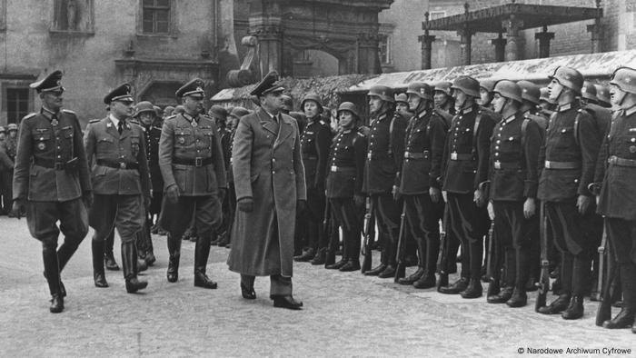 Копе е обвинен за смъртта на 145 хиляди души в концентрационния лагер Кулмхоф, но до процес така и не се стига
