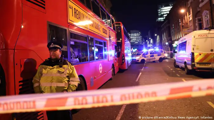 Policial vigia área interditada. 