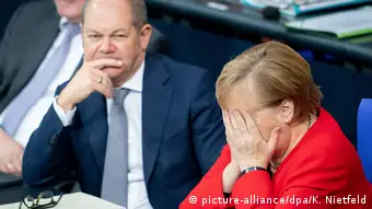 Berlin Bundestag Scholz und Merkel