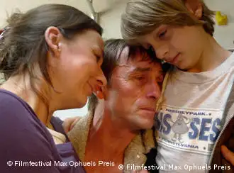 Familie umarmt sich weinend - Szene aus Die Entbehrlichen (Foto Max Ophüls Festival)