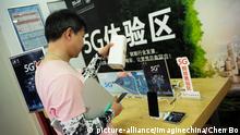 05.08.2019, China, Peking: A ZTE Axon 10 Pro 5G smartphone, which is the first 5G phone model to hit the market in China, is for sale at a store in Beijing, China, 5 August 2019.
Chinese telecom equipment maker ZTE Corp. on Monday (5 August 2019) began the selling of 5G smartphones, the first 5G phone model to hit the market in China, the company said on its official WeChat account. Supporting 5G frequencies of three major operators, namely China Mobile, China Telecom and China Unicom, the ZTE Axon 10 Pro 5G will provide users with stable Internet connection and fast data transmission with low latency, said the company. The handset is also equipped with a 6.47-inch AMOLED display and features a triple camera setup which includes a 48-megapixel main sensor, an ultra-wide 20-megapixel lens and an 8-megapixel telephoto lens. In late July, the company launched the presale of the ZTE Axon 10 Pro 5G via major e-commerce platforms at the price of 4,999 yuan (about 722 U.S. dollars). Chinese telecom and smartphone makers are racing to strengthen their deployment of 5G infrastructure and products after China greenlighted the commercial use of the super-fast next-generation technology in early June. Foto: Chen Bo/Imaginechina/dpa |