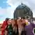 Четыре девушки на фоне Берлинского собора