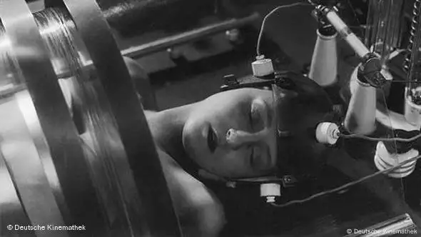 Szene aus dem Film Metropolis von Fritz Lang: Maria verwandelt sich in eine Maschine (Foto: Cinémathèque française - Iconothèque)