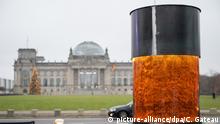 Prochy ofiar Holokaustu przed Reichstagiem? Kontrowersyjna akcja artystów