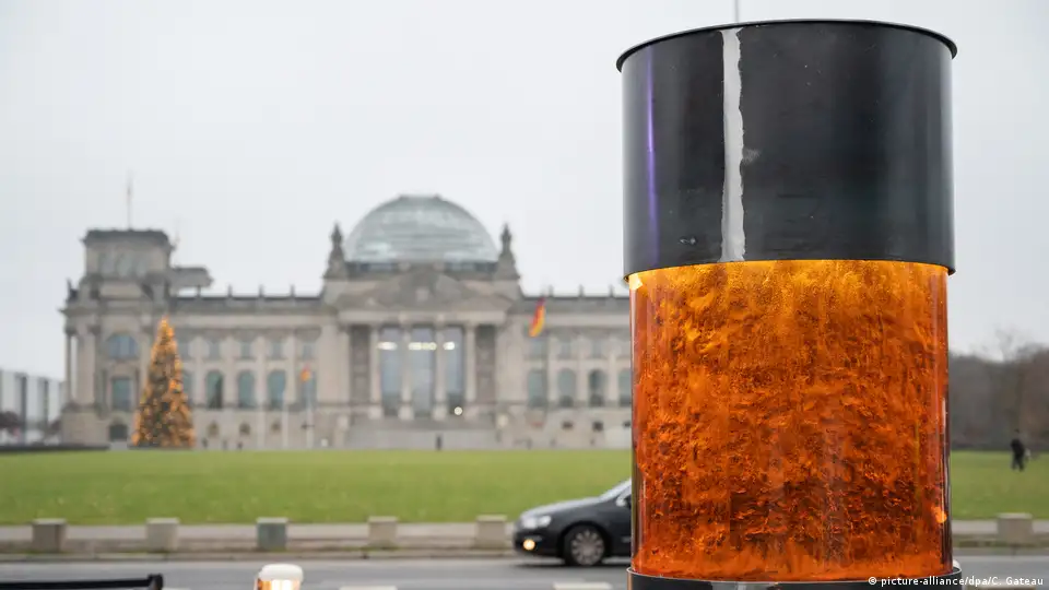 Holocaust ashes' memorial erected in Berlin