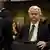 Geert Wilders mit Aktentasche und resigniertem Gesichtsausdruck (Foto: AP)