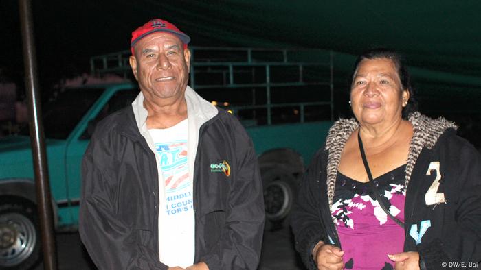 Virginia Valencia y Juan Domínguez Sánchez, responsables de la vigilancia durante un turno nocturno en el plantón de San Pedro Apatlaco, Morelos. 