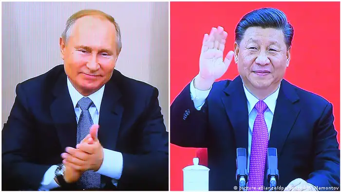 Bildkombo Russland Videokonferenz Präsident Wladimir Putin mit China Präsident Xi Jinping 