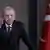 Presidente turco, Recep Tayyip Erdogan, discursa diante de bandeira da Turquia