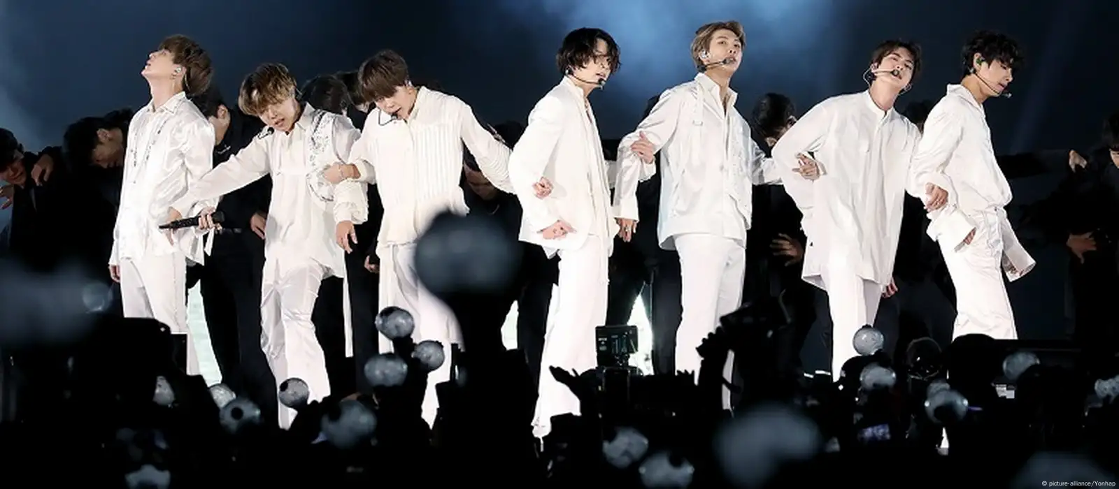 K-pop band launches worldwide art project – DW – 01/17/2020