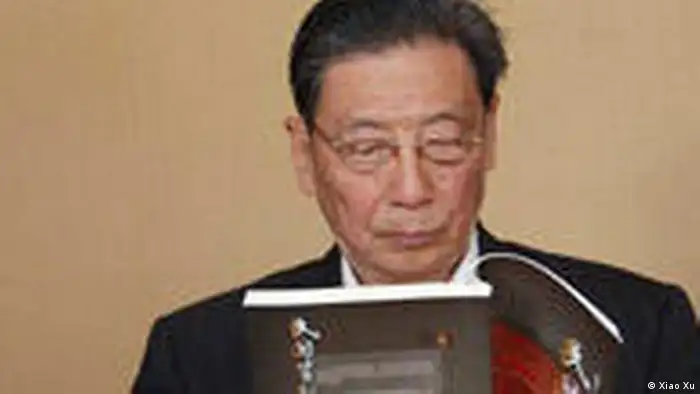 Mao Yushi, der berühme Ökonom und zugleich geschäftsführende Vorstandsvorsitzende des Pekinger Wirtschaftsforschungsinstituts Tianze, fordert eine Liberalisierung des Dienstleistungssektors. Aufgenommen von Xiao Xu bei einem Konferenz am 05.04.2009.