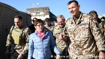 Аннегрет Крамп-Карренбауэер в Афганистане с солдатами бундесвера