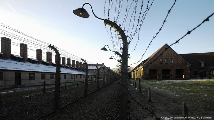 Gebäudekomplexe in der Nähe des Haupteingangs des Vernichtungslagers Auschwitz-Birkenau Gebäudekomplexe in der Nähe des Haupteingangs des Vernichtungslagers Auschwitz-Birkenau