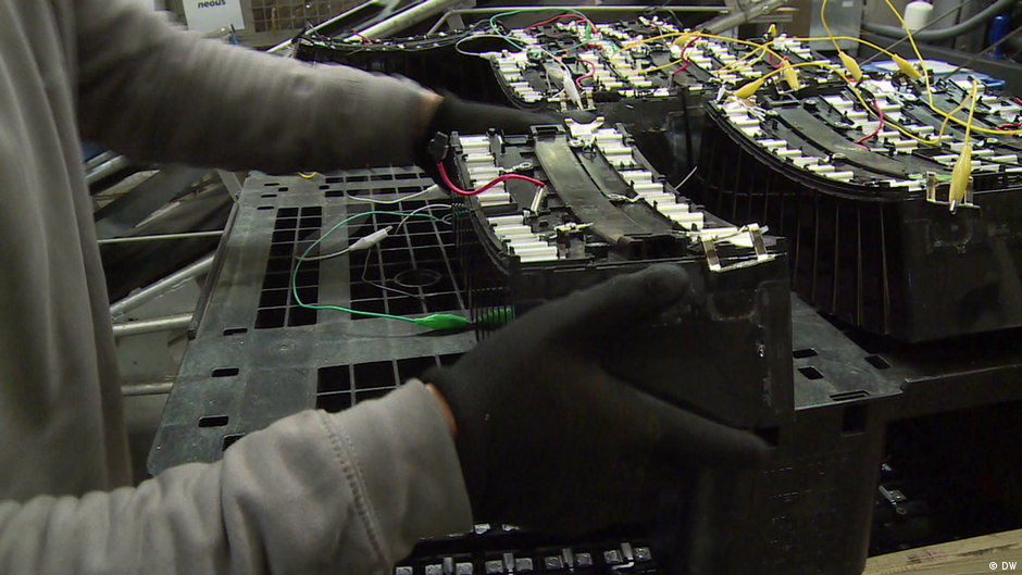 Salvaging raw materials from car batteries DW 12/06/2019