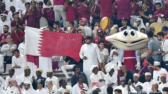 لقطة لجماهير ترفع علم قطر خلال مباراة قطر واليمن في كأس الخليح بالدوحة 30/11/ 2019