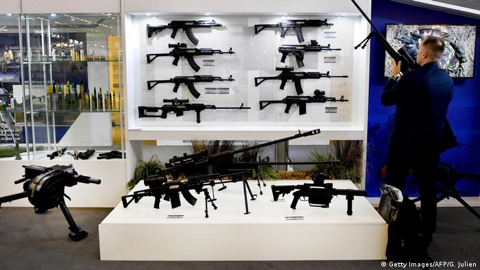 Foto de exhibición de fusiles en París.