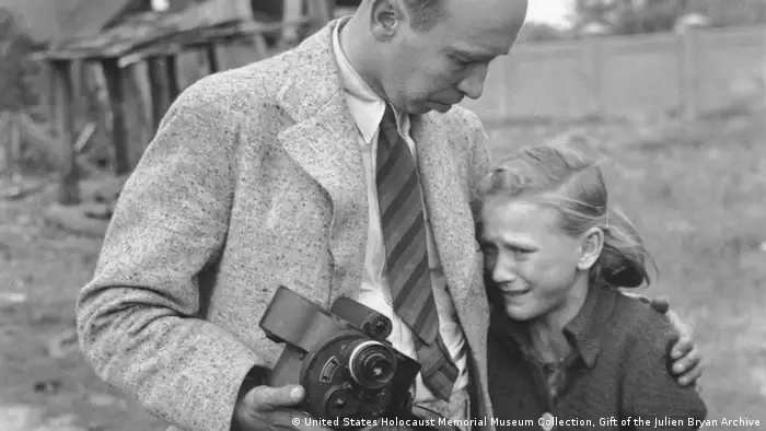 Julien Bryan Archive | Fotograf Julien Bryan 1939 mit 10-jähriger Kazimiera Mika in Polen