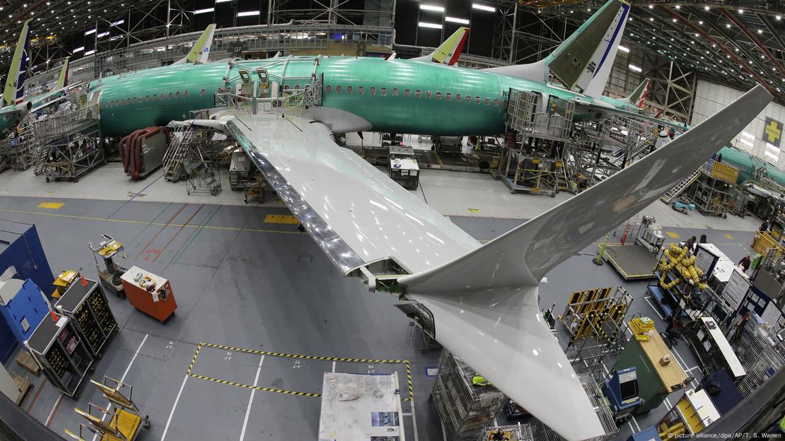 Boeing 737 MAX em montagem num galpão da Boeing