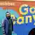 Homem de capuz diante de ônibus com dizeres "Der Duschbus - GoBanyo"