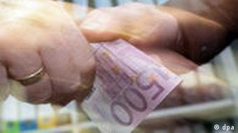 Simbolični prikaz korupcije, dvije osobe se rukuju, a u stisak se umiješala i jedna novčanica