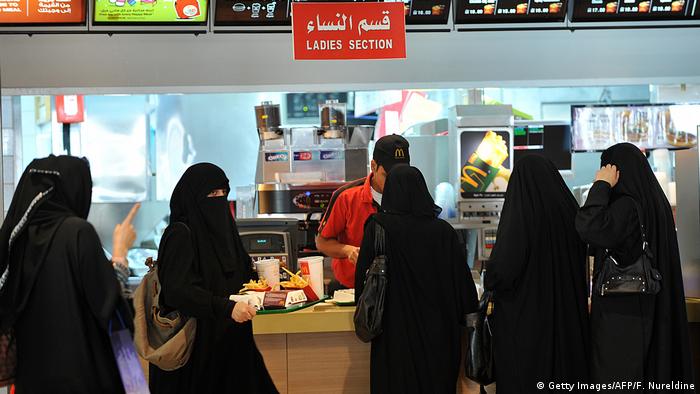 Досега в Саудитска Арабия: специална каса за жени в Макдоналдс