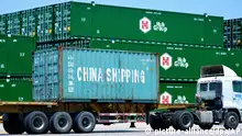 ARCHIV - 06.07.2018, China, Qingdao: Ein Lkw befördert einen Container der China Shipping Container Lines im Hafen von Qingdao. Die Deutsche Handelskammer in China stellt am 12.11.2019 eine Umfrage zum Geschäftsklima vor. Foto: Uncredited/CHINATOPIX/AP/dpa +++ dpa-Bildfunk +++ |