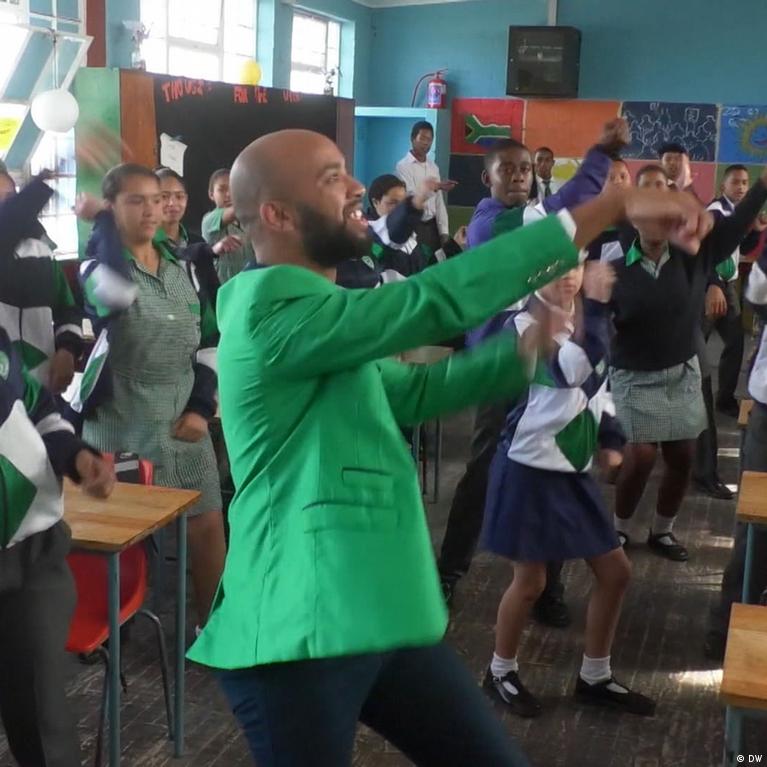 Cape Town's singing and dancing teacher â€“ DW â€“ 12/25/2019