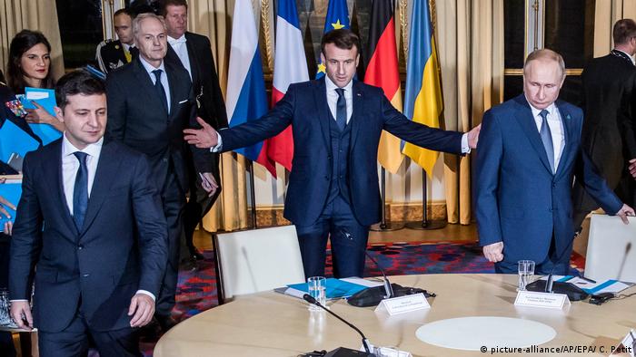 Під час саміту в нормандському форматі в Парижі відбулася перша двостороння зустріч Зеленського (ліворуч) та Путіна (праворуч)