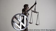 GERMANY, BONN - SEPTEMBER 30: The big billing! When proceeding before the Higher Regional Court in Brauschweig should be clarified, wheter VW customers in the diesel scandal claim to compesation. Symbol photo with the Volkswagen (VW) logo and a Justitia figure. | Keine Weitergabe an Wiederverkäufer.