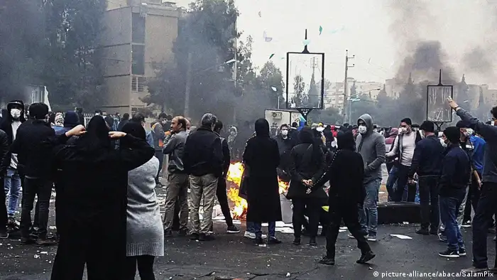 Iran | Proteste gegen den Anstieg der Benzinpreise