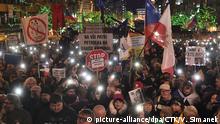 Miles de checos exigen en las calles la dimisión de primer ministro