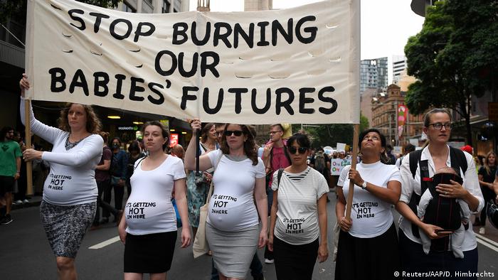 Sydney'de 2019'da düzenlenen bir protesto yürüyüşünde, göstericiler bebeklerimizin geleceğini yakmayın yazılı pankart taşıyor