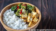 Tofu and broccoli stir-fry with white rice PUBLICATIONxINxGERxSUIxAUTxONLY Copyright: xAlex9500x Panthermedia26867178