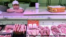 中国春节前猪肉卖不动 是供过于求或吃不起？
