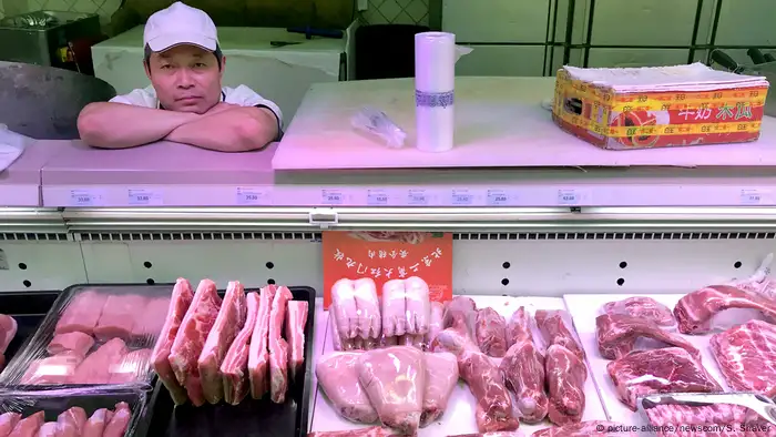 猪肉便宜，销量却不如以往，图为北京一家猪肉商贩