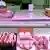 猪肉便宜，销量却不如以往，图为北京一家猪肉商贩
