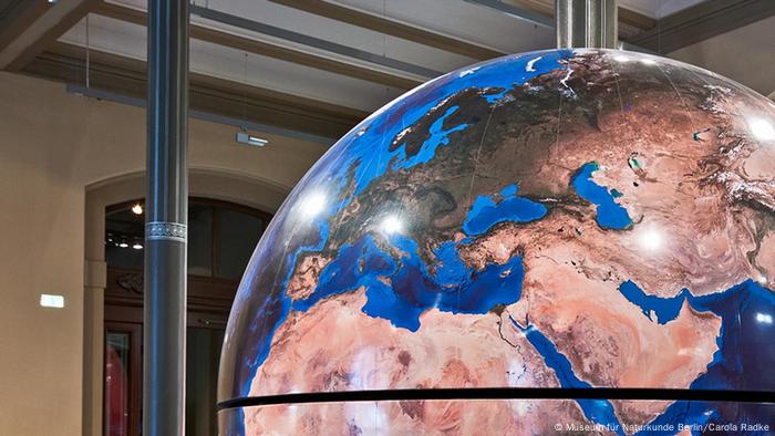 Großer Globus in Ausstellungsraum