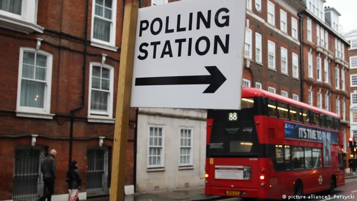 Табличка, яка показує напрямок до виборчої дільниці у Лондоні, столиці Великобританії 