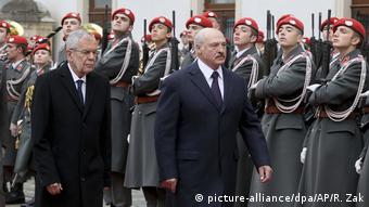 Александр Лукашенко вместе с президентом Австрии обходят срой почетного караула