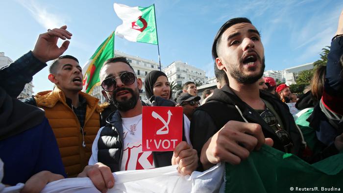 قاطع كثير من الجزائريين الانتخابات واستفتاء الدستور لأنهم يعتبرون أنها لم تؤد إلى أي تغييرات كانوا يأملون بها (أرشيف)