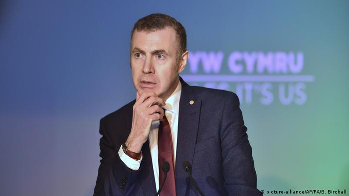 Plaid Cymru leader Adam Price sits with his hand up to his chin (picture-alliance/AP/PA/B. Birchall)