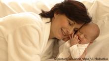 Mutter mit Baby, Mädchen | Verwendung weltweit, Keine Weitergabe an Wiederverkäufer.