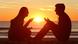 Dua orang sedang mengobrol saat matahari terbenam. Dua orang sedang mengobrol saat matahari terbenam.