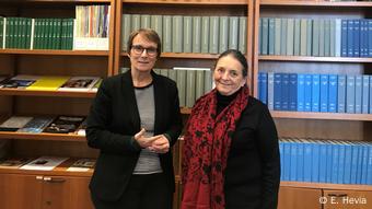 Elizabeth Lira (izqda.), junto a Elke Gryglewski.